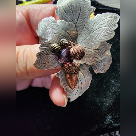 VINTAGE MAPLE LEAF W ACORN BROOCH - Picture 8 of 8